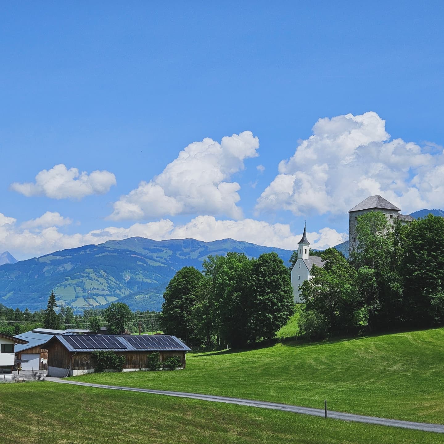 A summer wedding in Austria: Tradition, scenery & unexpected adventures
